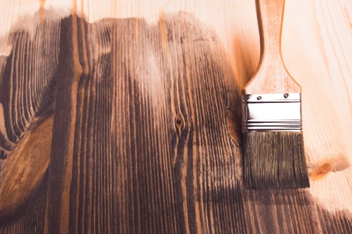 Holzlasur mit Pinsel auftragen